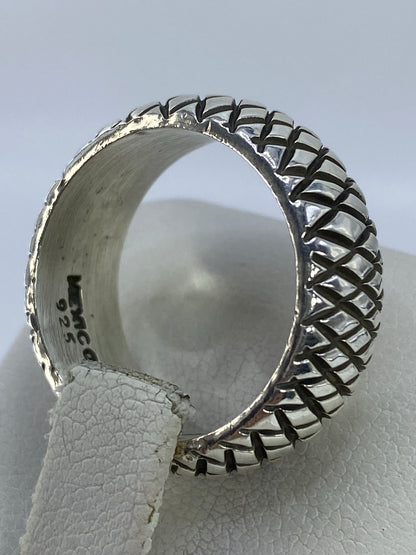 Anillo de eslabones puesto en mano, mostrando presencia y peso