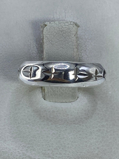 Anillo de plata 925 minimalista con estrellas en relieve, vista superior