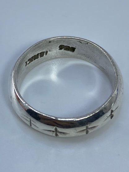 Anillo de plata 925 de Taxco en la mano, acabado pulido y mate
