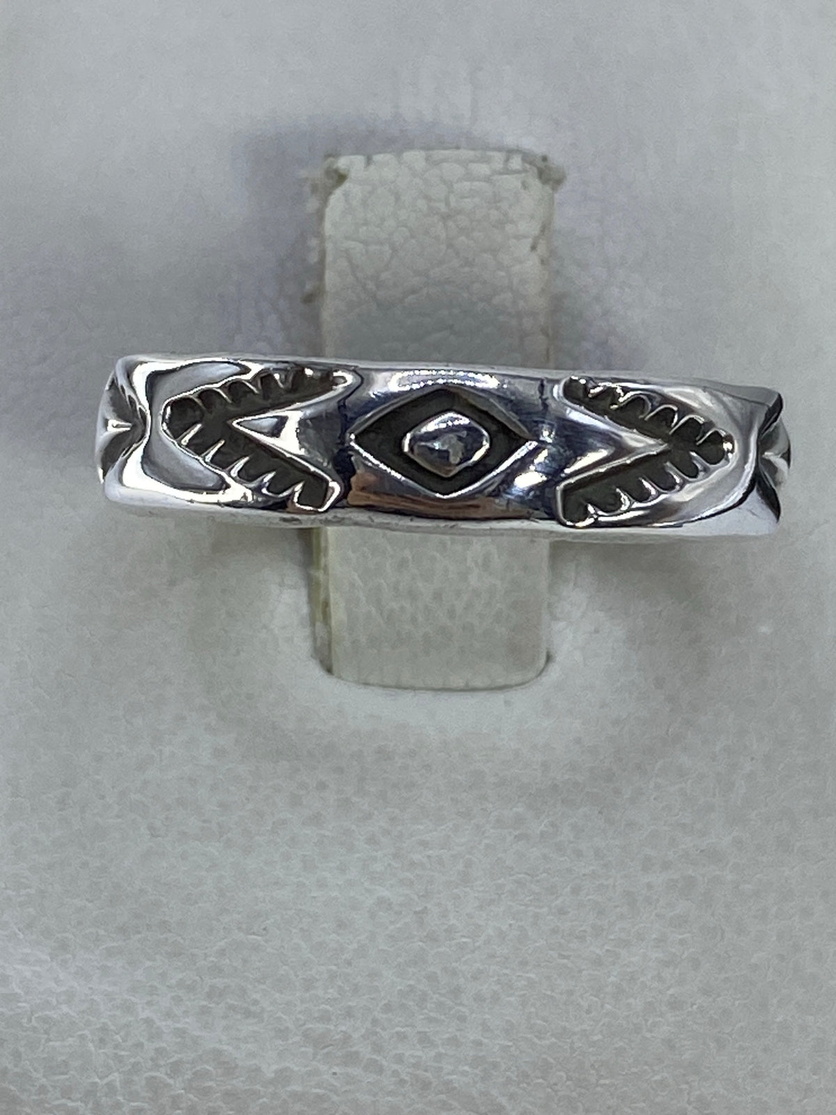 Anillo de plata 925 con diseño escultórico geométrico en la mano de una persona