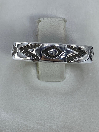 Anillo de plata 925 con diseño escultórico geométrico en la mano de una persona