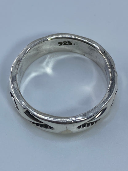 Anillo sobre fondo blanco en posición frontal, mostrando el volumen geométrico