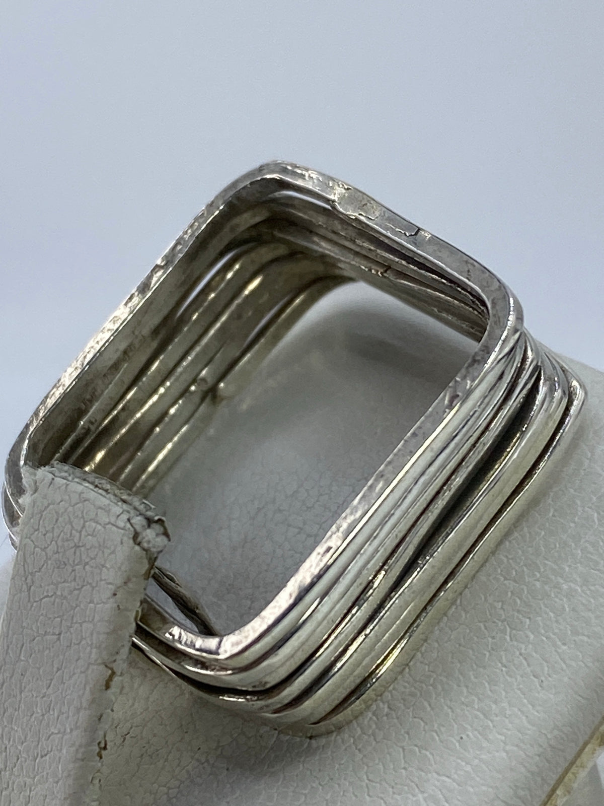 Detalle lateral del anillo destacando el grosor y pulido de cada banda
