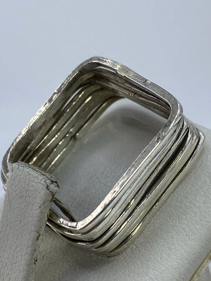 Detalle lateral del anillo destacando el grosor y pulido de cada banda