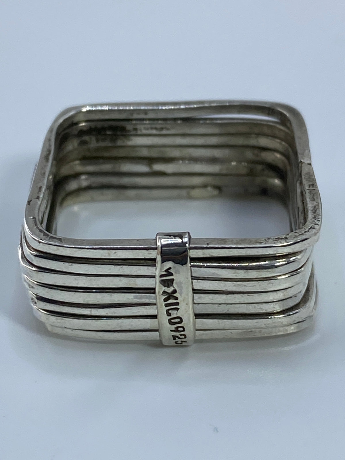 Anillo sobre fondo blanco mostrando el Quinto 925 de autenticidad