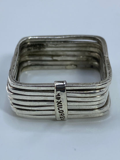 Anillo sobre fondo blanco mostrando el Quinto 925 de autenticidad