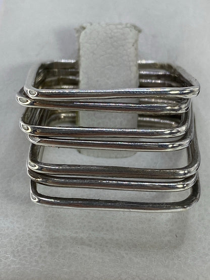 Anillo semanario de plata 925 con bandas paralelas sobre fondo blanco