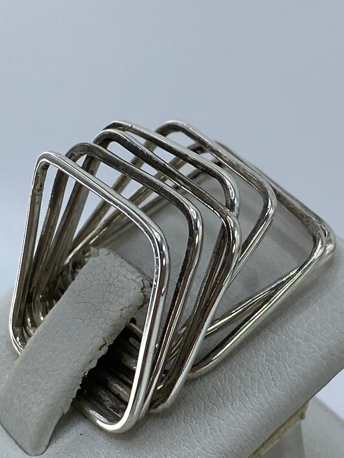Detalle lateral del anillo semanario con acabado pulido espejo