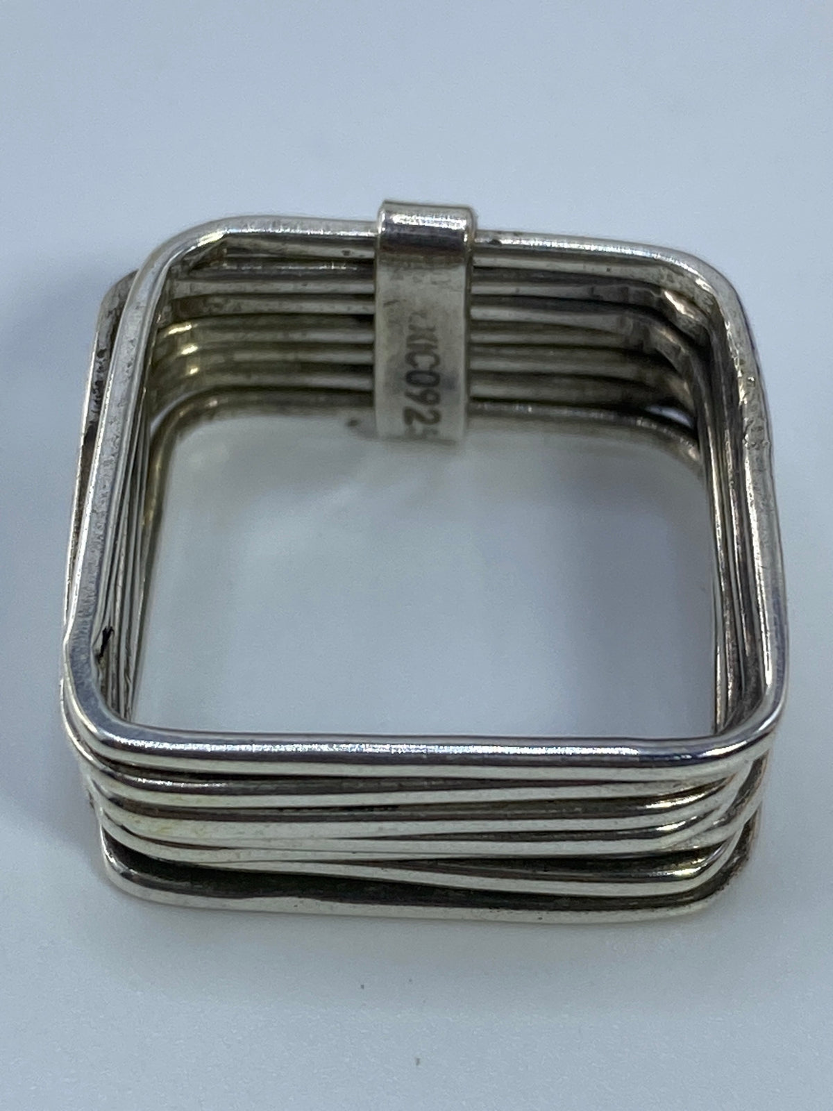 Anillo semanario puesto en mano, mostrando peso y presencia en talla 8