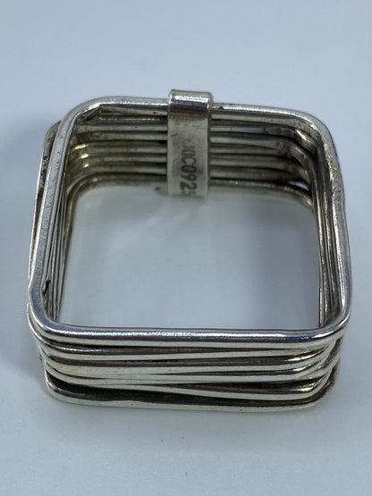 Anillo semanario puesto en mano, mostrando peso y presencia en talla 8