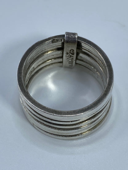Anillo de eslabones sobre fondo blanco mostrando el peso de 7.83 gramos