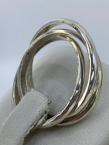 Anillo de plata tres bandas en dedo, mostrando proporción y elegancia