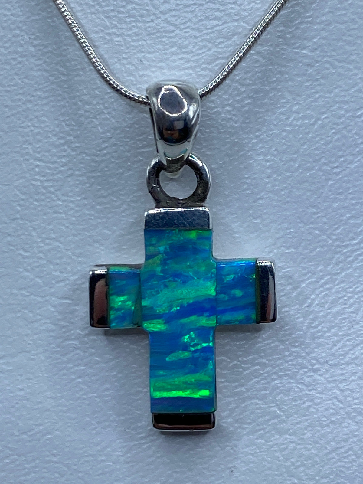 Cruz de plata 950 con ópalo de fuego azul, colgada en cadena plateada brillante