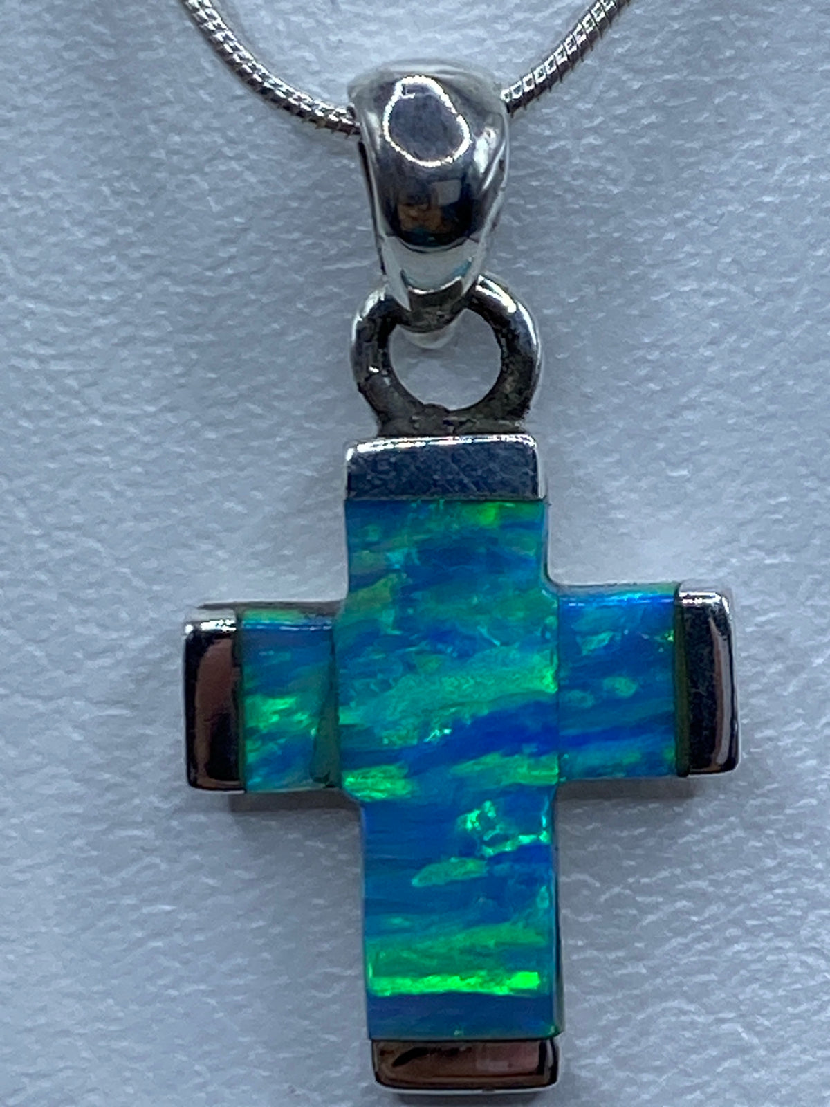 Cruz de plata vista desde atrás, mostrando el Quinto 950 y el acabado pulido