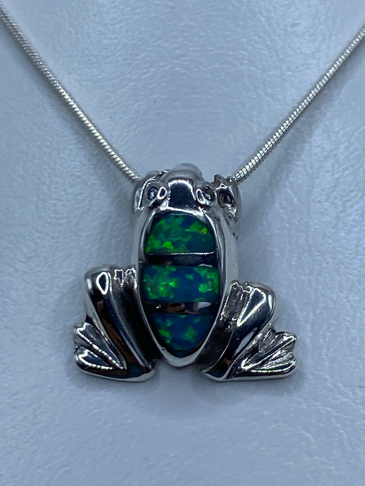 Dije rana de plata 925 con ópalo de fuego azul cielo engastado, colgando de cadena plateada