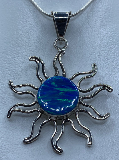 Detalle frontal del dije — ópalo azul brillante engastado en plata de Taxco