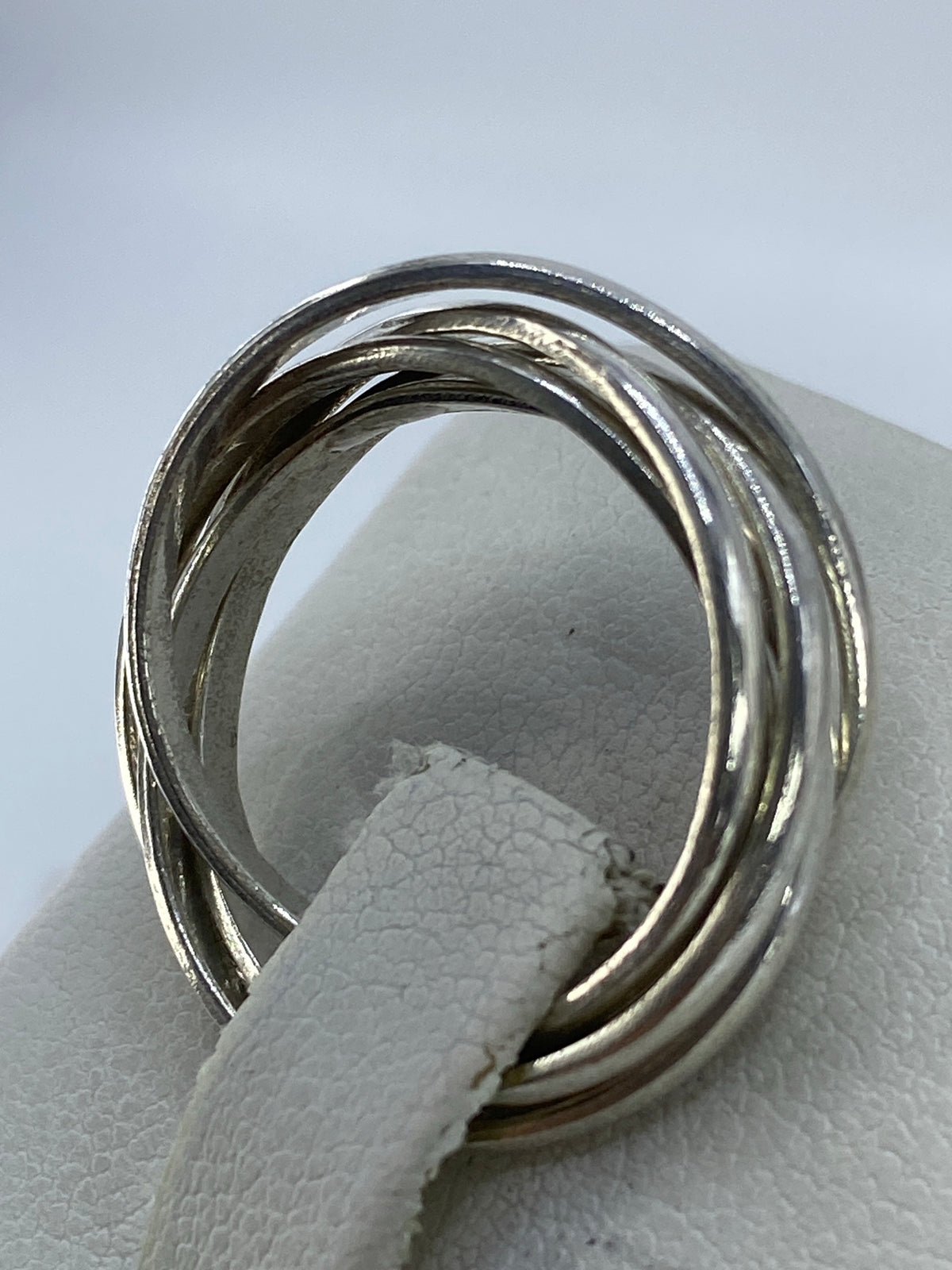 Detalle de las 5 bandas de plata con acabado alternado en el dedo