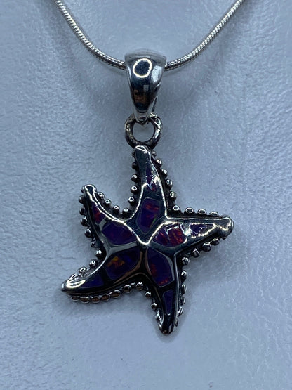 Dije de estrella de mar en plata 950 con ópalo de fuego morada sobre cadena de plata