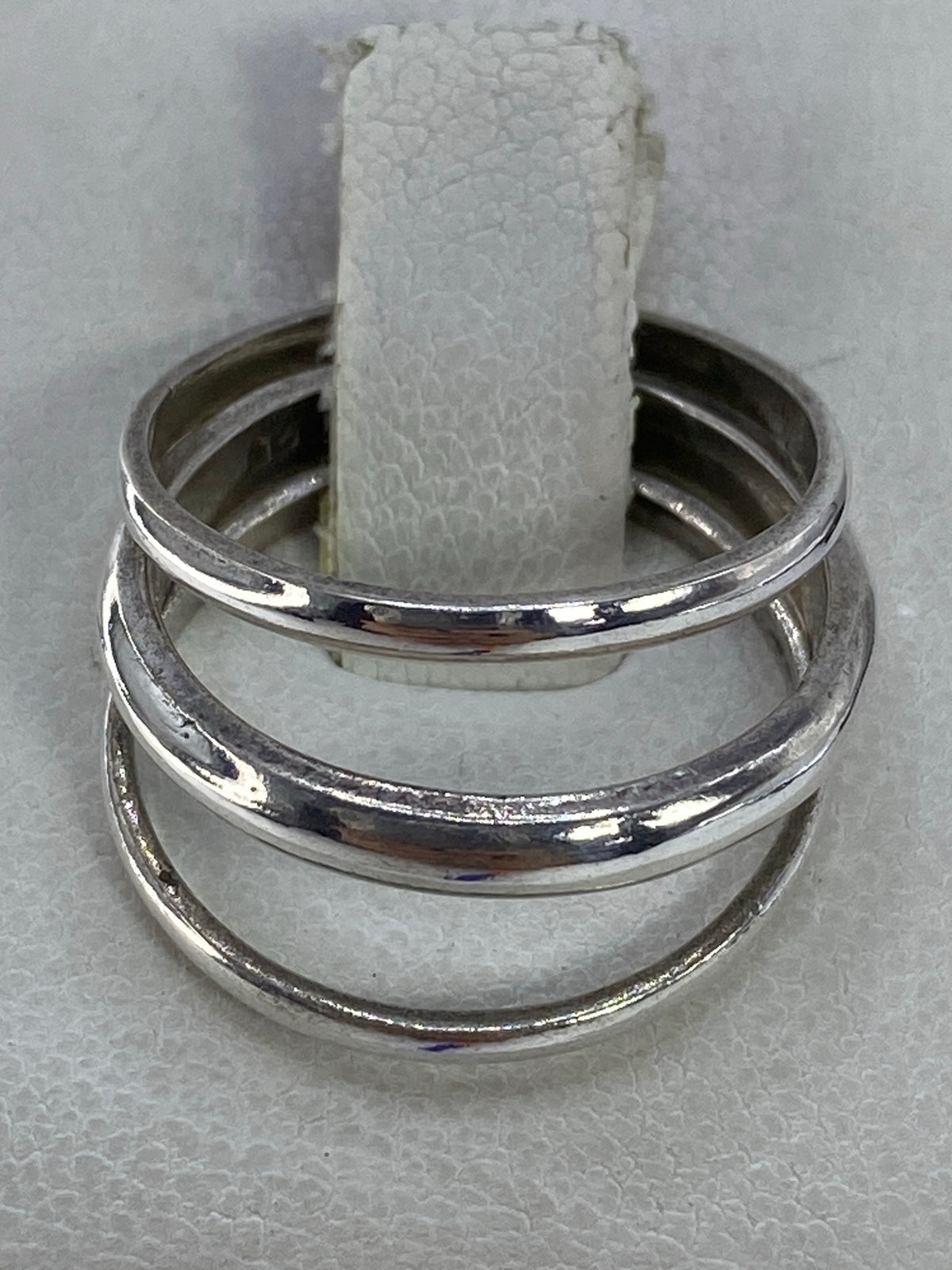 Anillo de plata con 3 bandas pulidas en talla 7, vista frontal sobre fondo blanco