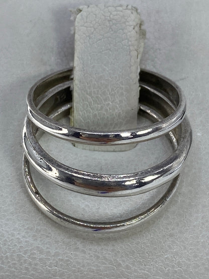 Anillo de plata con 3 bandas pulidas en talla 7, vista frontal sobre fondo blanco