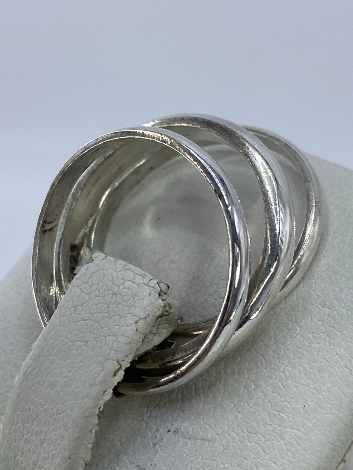 Anillo de 3 bandas puesto en la mano, mostrando brillo espejo del pulido