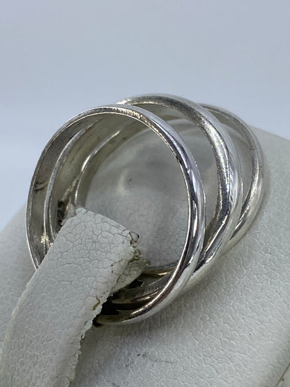 Anillo de 3 bandas puesto en la mano, mostrando brillo espejo del pulido