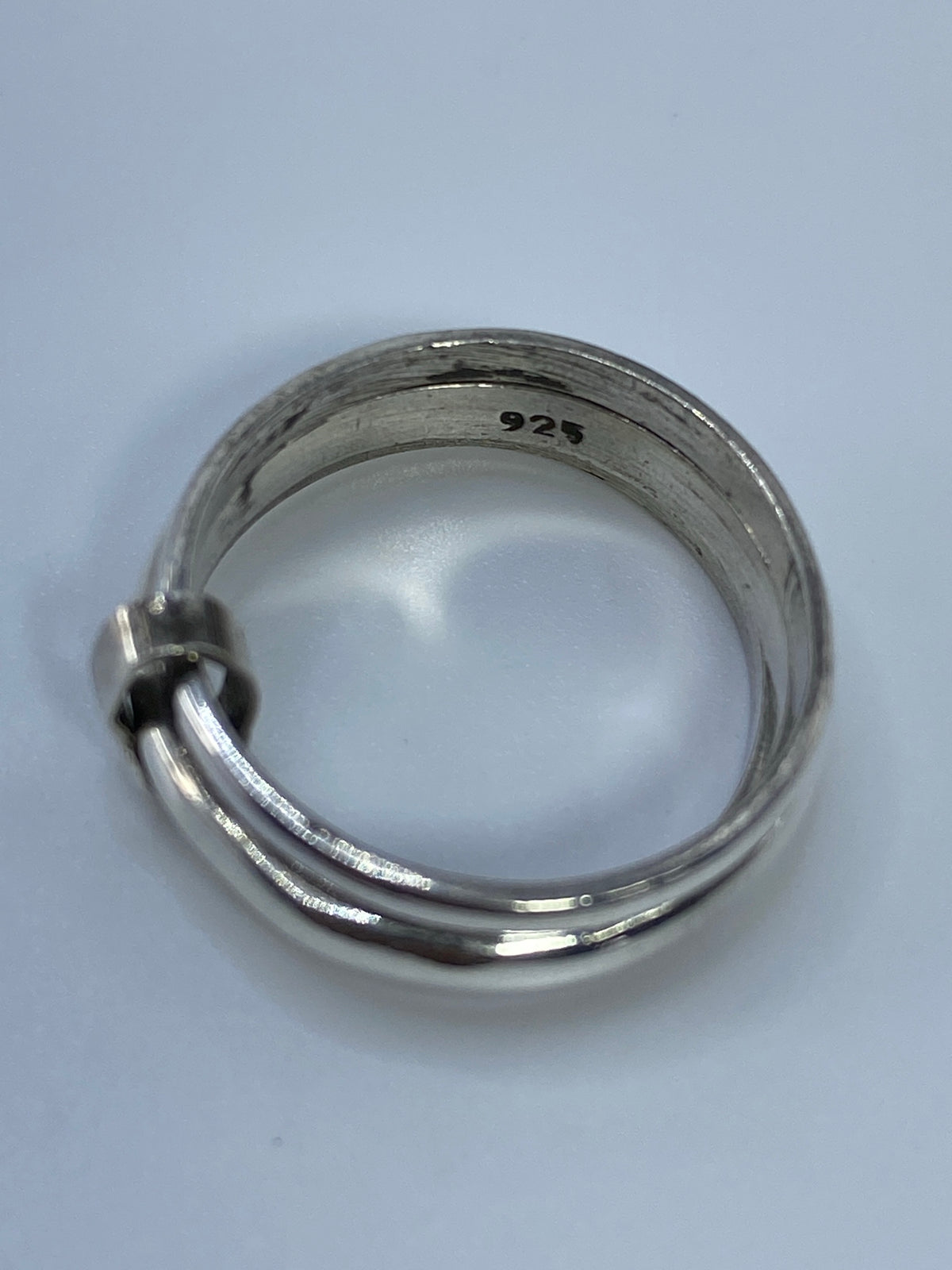 Vista lateral del anillo de plata, conjunto de tres bandas con Quinto 925