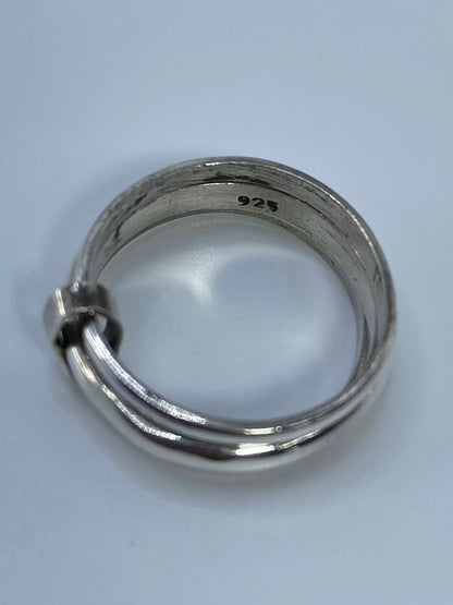 Vista lateral del anillo de plata, conjunto de tres bandas con Quinto 925