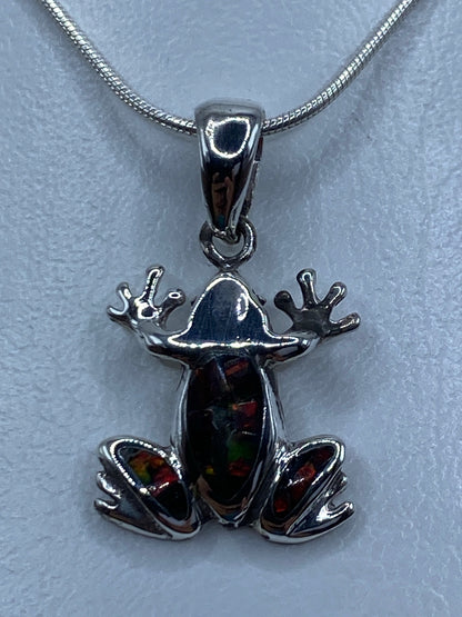 Dije rana de plata 950 con ópalo de fuego multicolor, visto de frente en cadena