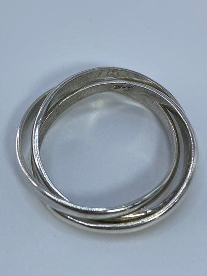 Anillo de plata con 3 bandas en escala sobre bascula de precisión