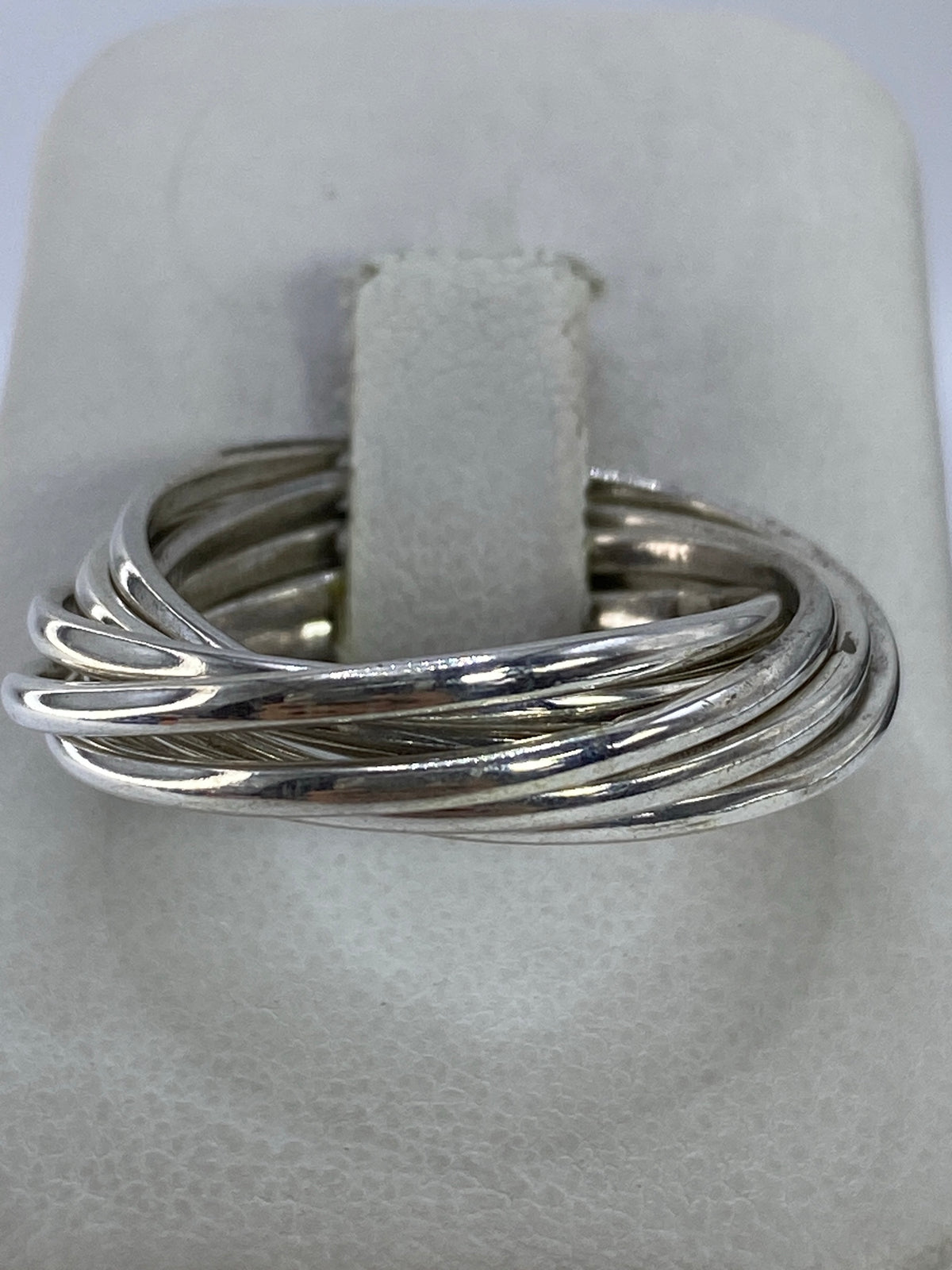 Anillo semanario de plata 925 con siete eslabones pulidos en la mano