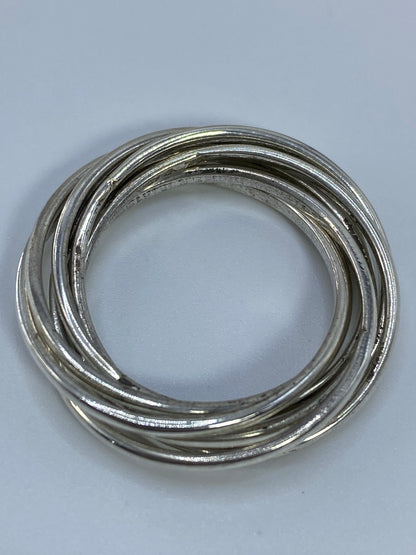 Anillo sobre fondo blanco con el Quinto 925 visible