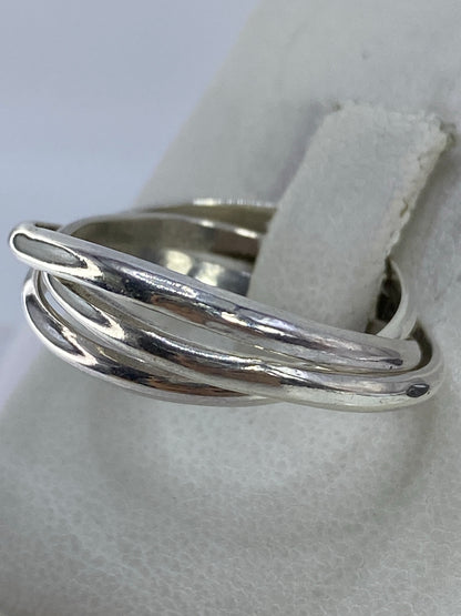 Anillo de 3 bandas en la mano mostrando el movimiento de las líneas