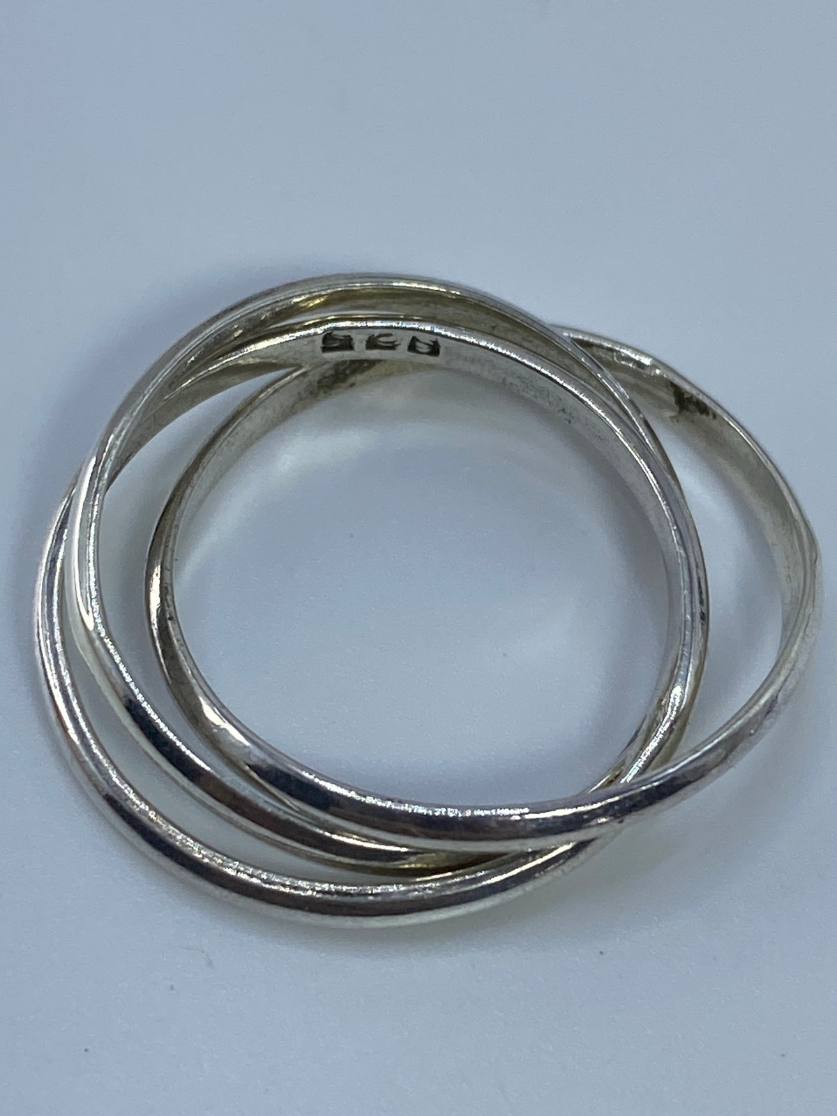 Anillo visto de frente mostrando el sello 925 en el interior
