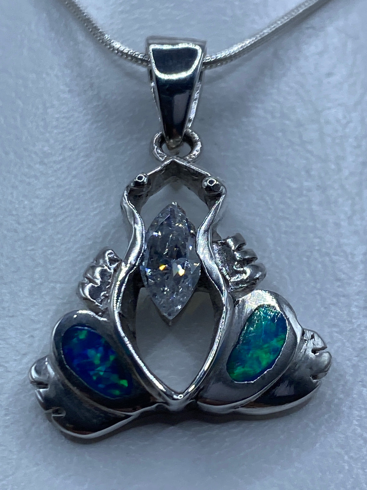 Dije rana de plata 925 con ópalo de fuego azul y circonia cristalina, colgando de cadena serpentín