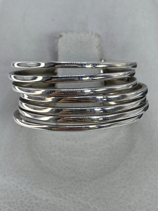 Semaniario de siete anillos de plata 925 apilados en la mano