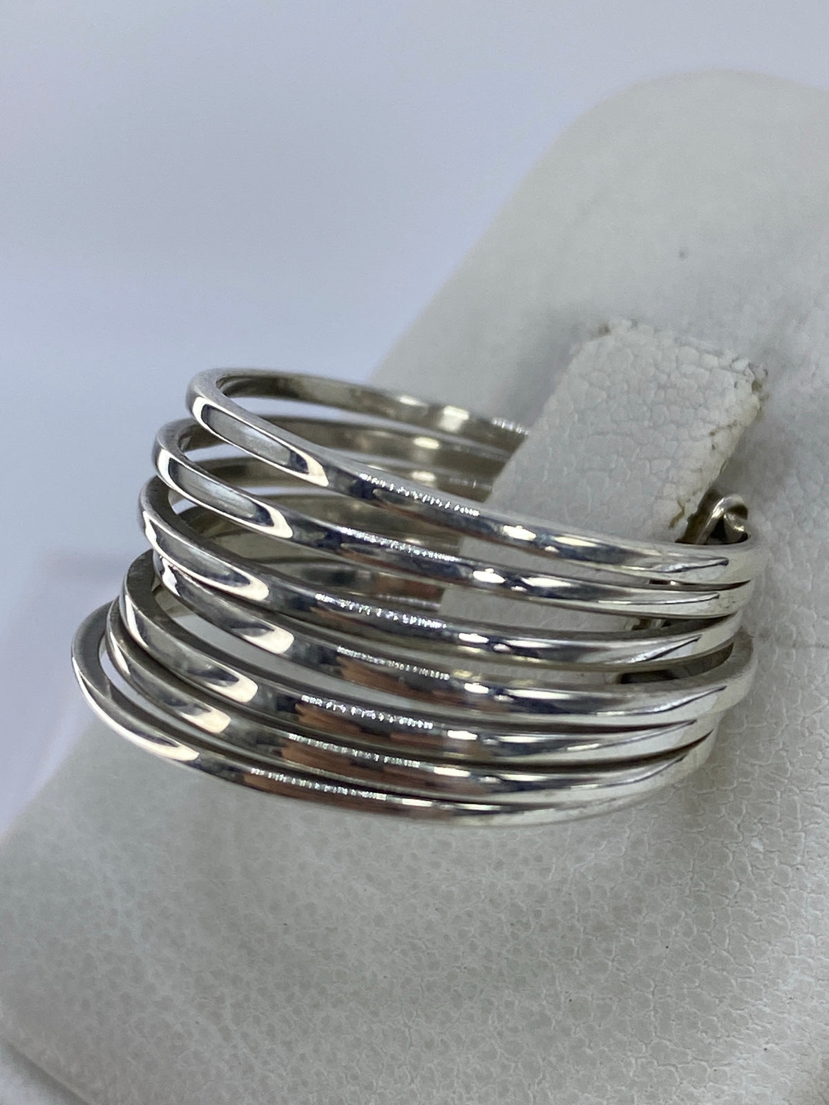 Detalle de los anillos lisos y pulidos del semaniario de plata