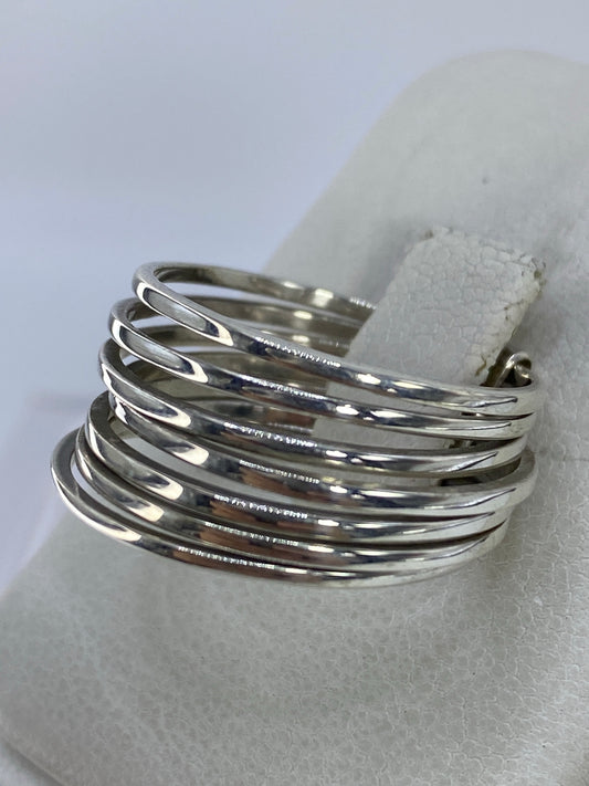 Detalle de los anillos lisos y pulidos del semaniario de plata
