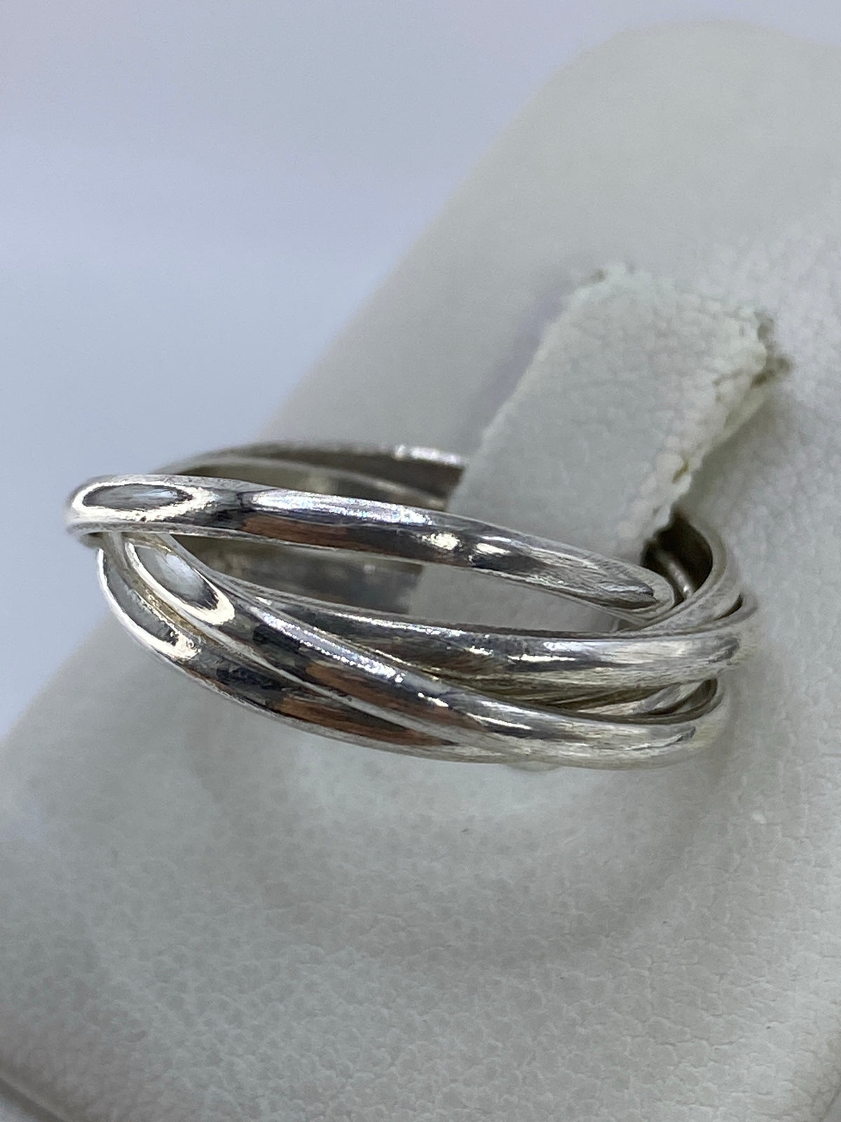 Detalle lateral del anillo mostrando el entrecruzamiento de las bandas