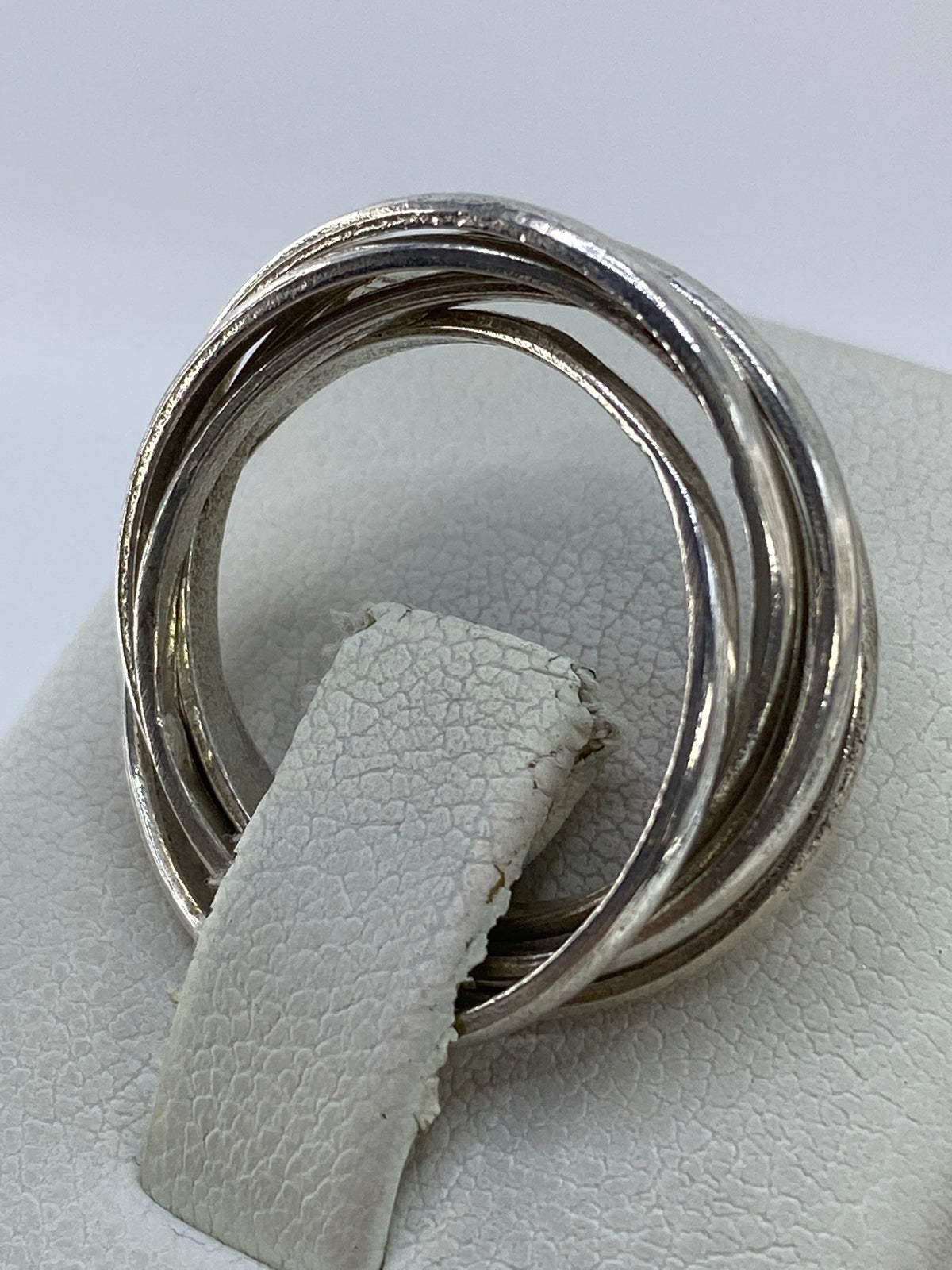 Anillo de 5 bandas de plata en dedo, mostrando el ajuste y brillo