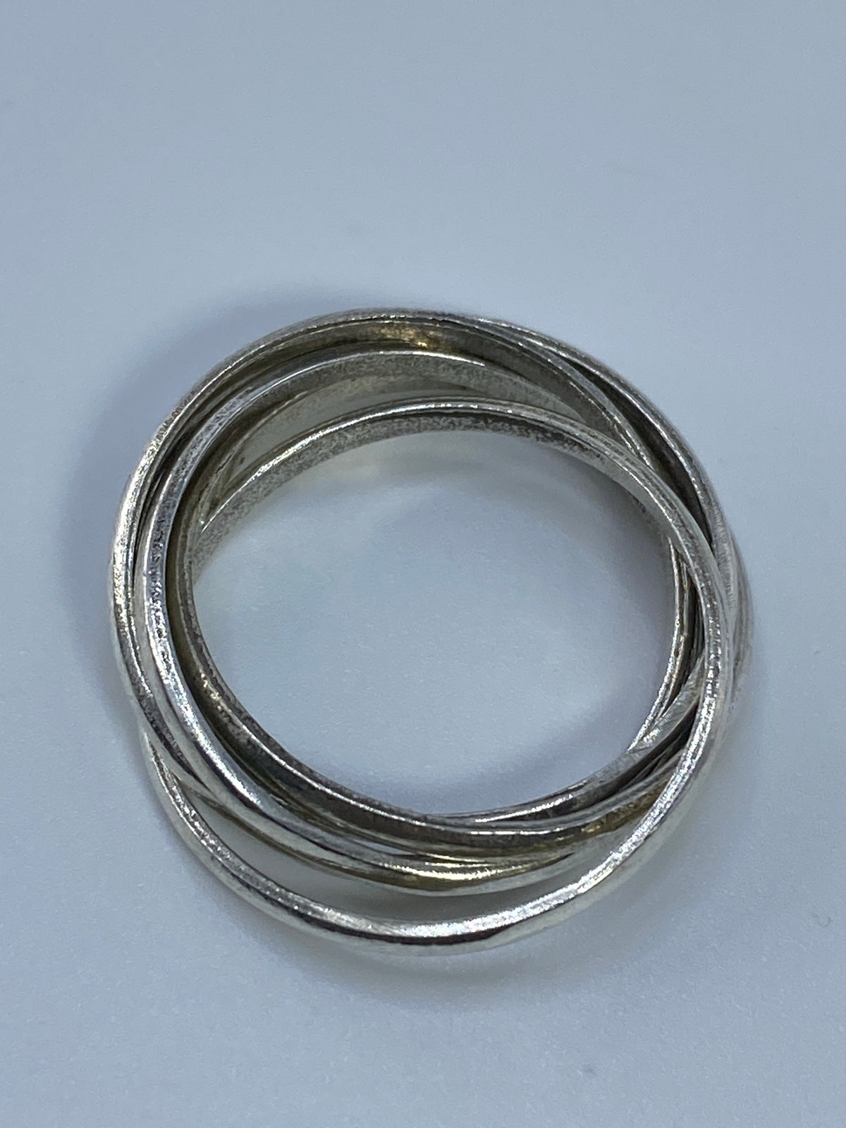 Anillo sobre fondo neutral mostrando el Quinto 925 y acabado pulido