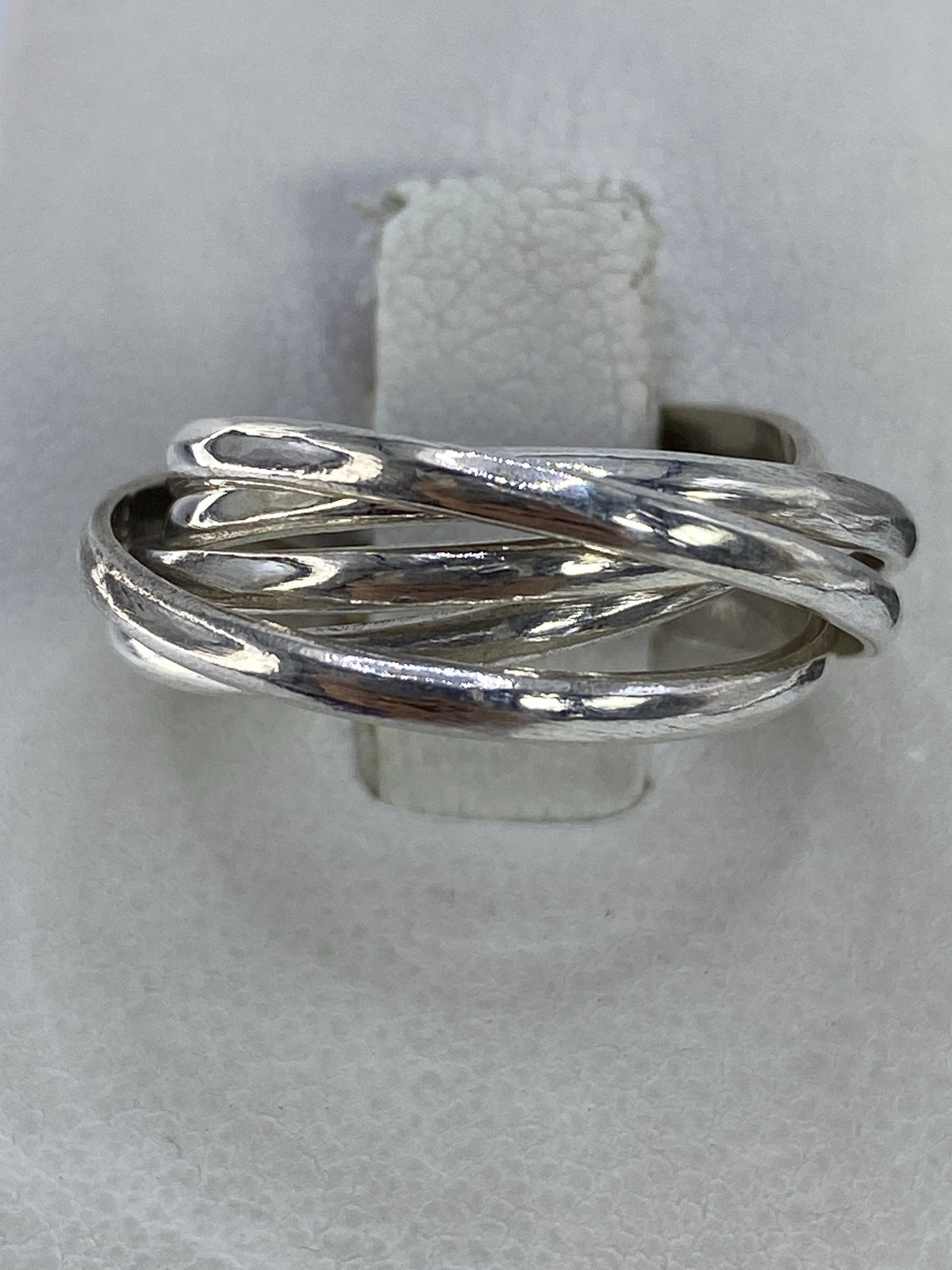 Anillo de plata 925 con cinco bandas entrelazadas visto desde arriba en tono brillante