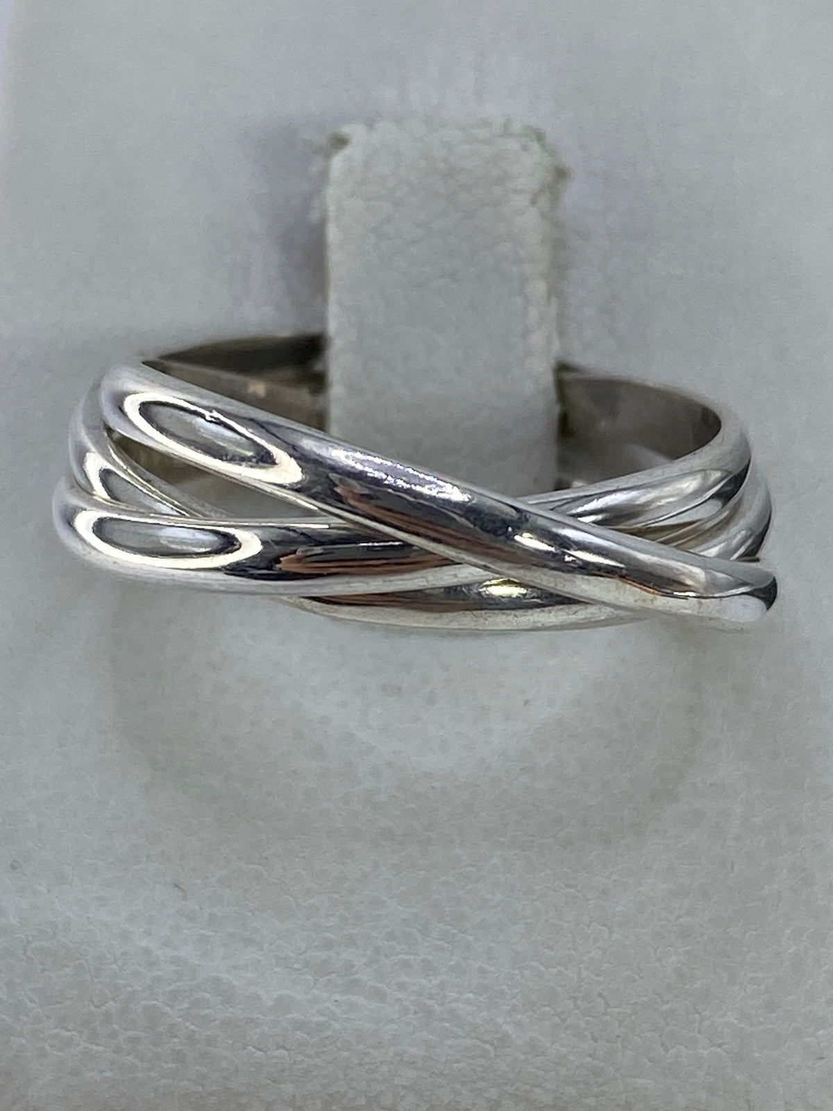 Anillo de plata 925 con tres bandas entrelazadas visto desde arriba