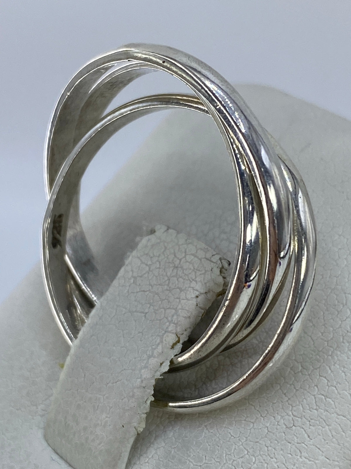 Anillo colocado en dedo mostrando el juego de luz en las bandas