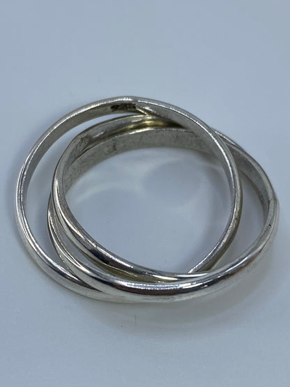 Vista lateral del anillo de bandas entrelazadas en plata 925