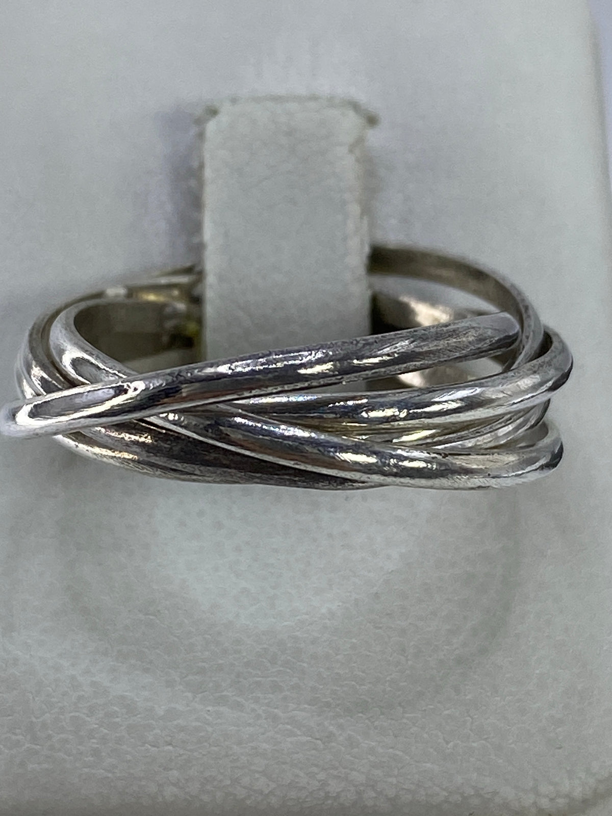 Anillo de plata 925 con 5 bandas entrelazadas sobre dedo índice