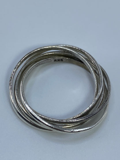 Anillo sobre fondo blanco con Quinto 925 visible en la banda interior