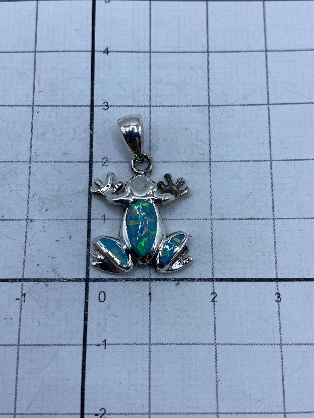 Dije rana de plata 950 en escala de centímetros, 2.8 cm de largo