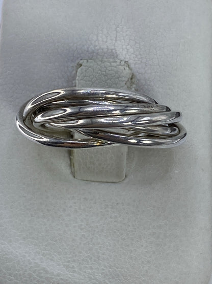 Anillo de plata 925 con bandas entrelazadas visto desde arriba sobre fondo blanco