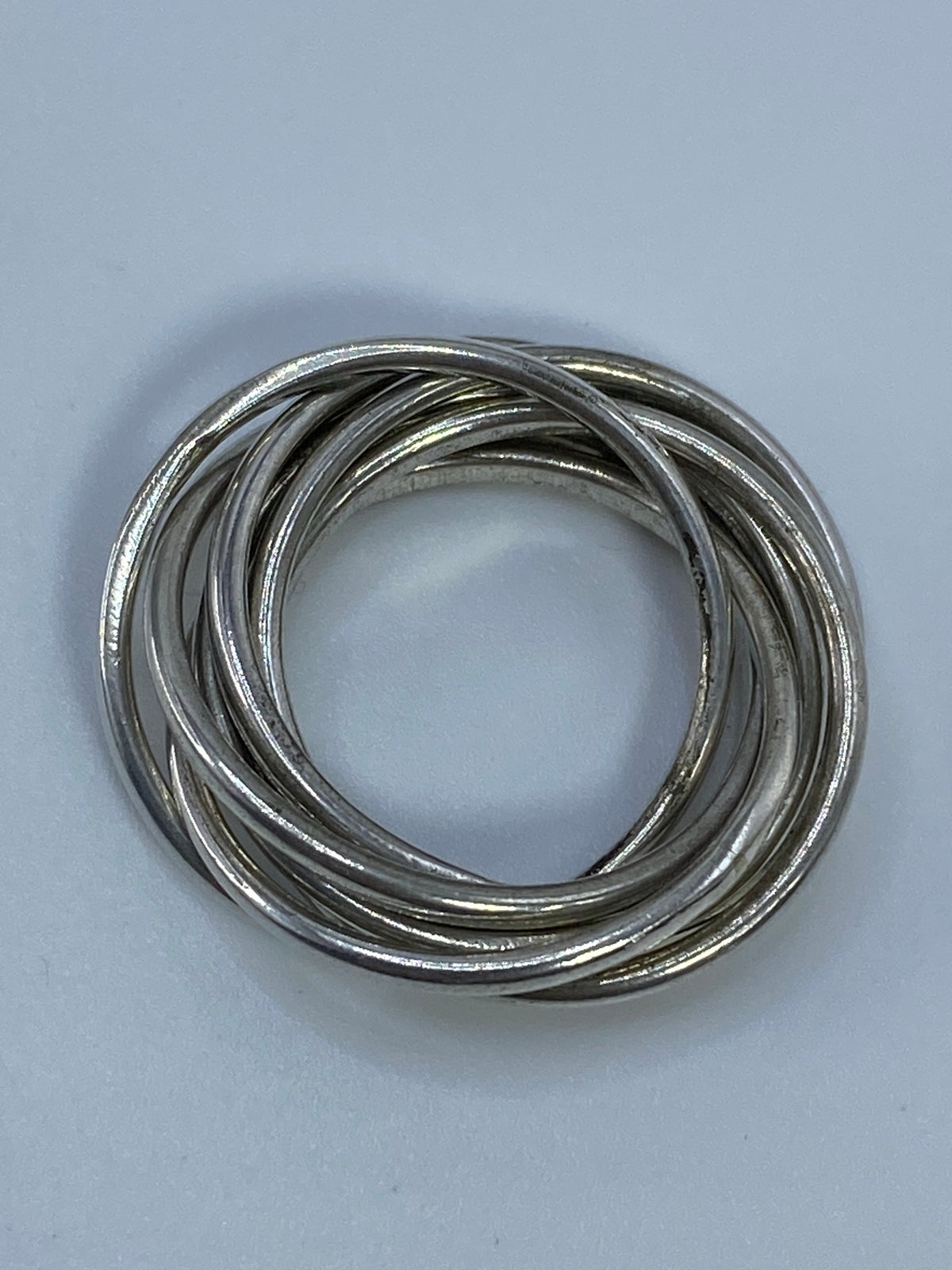 Anillo de plata completo en tamaño 6, pulido brillante sobre fondo blanco